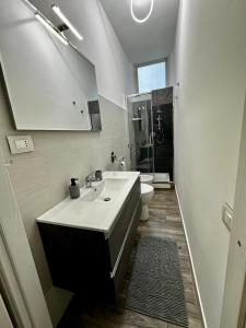 uma casa de banho com um lavatório e um WC em Casa Raf San Salvario em Turim