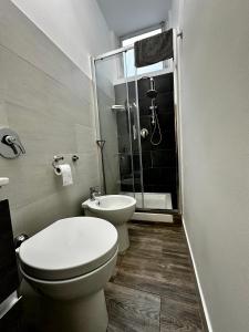 uma casa de banho com um WC, um lavatório e um chuveiro em Casa Raf San Salvario em Turim