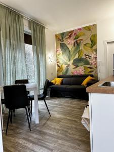 uma sala de estar com um sofá e uma mesa em Casa Raf San Salvario em Turim