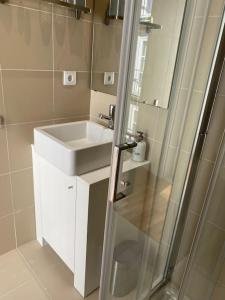 un baño con lavabo y ducha en Sweet Home Clerigos Balcony View, en Oporto 26 fotos más