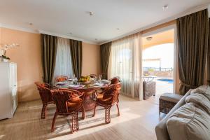 una sala da pranzo con tavolo e sedie di Villa Faya Ocean View With Private Pool a Los Cristianos