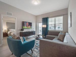 un soggiorno con divano e letto di NEW Amazing 3 Bedroom Apartment Vista Cay Resort a Orlando