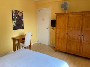 Łóżko lub łóżka w pokoju w obiekcie Hôtel Chez Léonie - Chez Mamie Canne