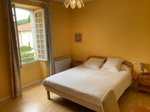 Łóżko lub łóżka w pokoju w obiekcie Hôtel Chez Léonie - Chez Mamie Canne