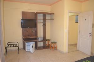 A television and/or entertainment centre at Hotel Canto do Atlântico