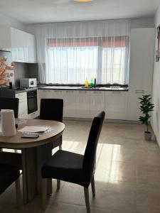 - une cuisine avec une table et des chaises dans la chambre dans l'établissement Casacris Studio Carnabel SRL, à Cîmpineanca