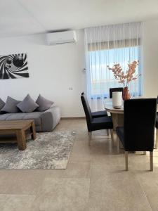 - un salon avec un canapé et une table dans l'établissement Casacris Studio Carnabel SRL, à Cîmpineanca