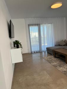a living room with a couch and a tv at Focsani Casa in Cîmpineanca