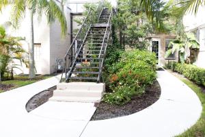 聖克勞德的住宿－亨特阿姆斯酒店，通往植物丛的建筑的楼梯