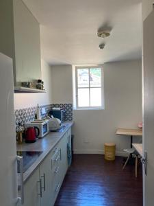 Kuchnia lub aneks kuchenny w obiekcie Hôtel Chez Léonie - Chez Mamie Canne