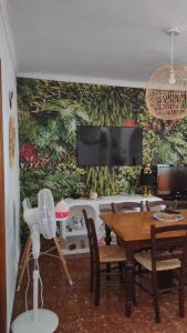伊斯納哈爾的住宿－La Villa, Alojamiento Rural，一间带桌子和壁画的用餐室