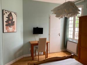Telewizja i/lub zestaw kina domowego w obiekcie Hôtel Chez Léonie - Chez Mamie Canne
