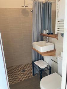 Łazienka w obiekcie Hôtel Chez Léonie - Chez Mamie Canne