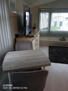 een kamer met een bureau en een tafel met een stoel bij Captivating 1-Bed Chalet in Newquay in Newquay