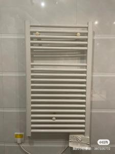 a metal vent on the wall of a shower at Nuit Étoilée in Aubervilliers