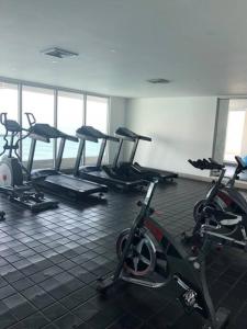 um ginásio com um monte de bicicletas de exercício numa sala em Palmetto Sunset 2903 with an amazing ocean view em Cartagena de Indias