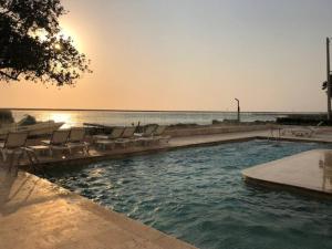 una piscina con tumbonas y el océano en Palmetto Sunset 2903 with an amazing ocean view en Cartagena de Indias
