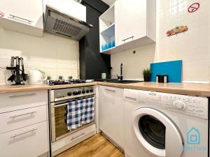 a kitchen with a washer and a washing machine at World Room in Gdańsk