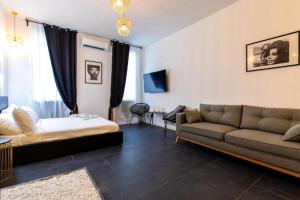 a living room with a couch and a bed at Trinity Luxury Resort by Babylon Stay in Naples