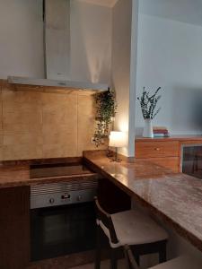 een keuken met een houten aanrecht en een tafel bij Mi isla bonita in Arrecife