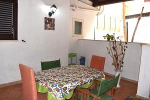 uma mesa e cadeiras numa sala com uma mesa e uma toalha de mesa em Angolo Di Sicilia em Palermo