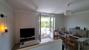 Μια τηλεόραση ή/και κέντρο ψυχαγωγίας στο LovelyloireHome- Cœur des châteaux -Classé 4 étoiles