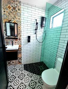 y baño con aseo blanco y lavamanos. en Campod Resort @ Cameron Highlands, en Cameron Highlands