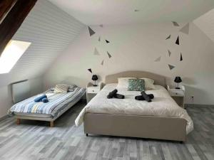 una camera da letto con un letto con due gatti neri sopra di Maison de ville - Selles Sur Cher a Selles-sur-Cher