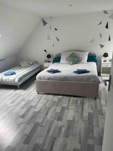 una camera con un grande letto e una gonna da letto di Maison de ville - Selles Sur Cher a Selles-sur-Cher