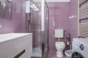 baño púrpura con aseo y ducha en Brunelleschi View Suite, en Florencia 12 fotos más