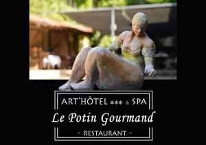 Eine Statue einer Frau, die auf einem Felsen sitzt. in der Unterkunft Art'Hotel & SPA Le Potin Gourmand in Cluny