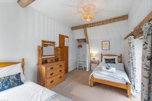 Кровать или кровати в номере Hop Pickers Cottage