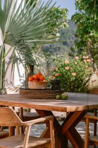 una mesa de madera con naranjas y otras frutas. en San Roque Suites de Monda en Monda