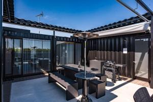 d'une terrasse avec une table et des chaises sur un balcon. dans l'établissement Riviera Kujukuri - Self Check-In Only, à Kujukuri