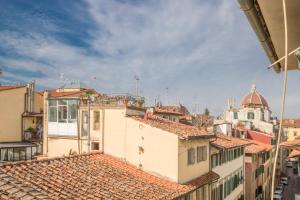 vistas a los tejados de los edificios de una ciudad en Brunelleschi View Suite, en Florencia