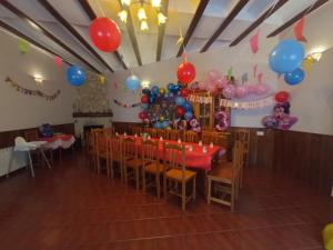 una habitación con una mesa y globos en la pared en Casa Rural Lahuerta Apartamentos, en Guadalaviar