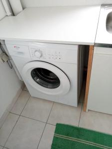 uma máquina de lavar e secar roupa numa cozinha com lavatório em Appartement d'une chambre avec balcon a Le Lamentin a 7 km de la plage em Le Lamentin