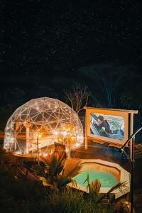 un igloo et une piscine la nuit dans l'établissement Yuva Glamping, à San Francisco