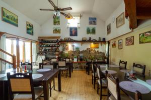 un ristorante con tavoli e sedie e un ventilatore a soffitto di Apartments Silva a Ljutomer