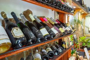 un mucchio di bottiglie di vino sugli scaffali di Apartments Silva a Ljutomer Altre 18 foto