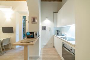 Кухня или мини-кухня в Cozy and Modern Apartment Brera
