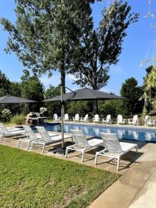 um grupo de cadeiras e guarda-sóis ao lado de uma piscina em Bromont Lodge 871 Shefford suite 205 em Bromont