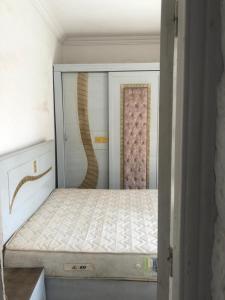een slaapkamer met een bed in een kamer bij المريوطية الرئيسي in ‘Ezbet Abu Bakr ‘Allâm