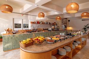 een buffet lijn met veel eten erop bij Brown Beach Chalkida, a member of Brown Hotels in Chalkida