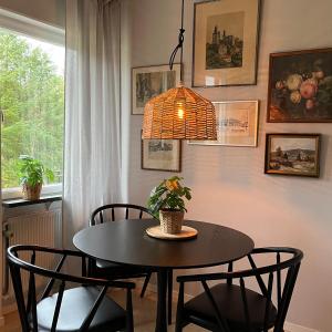 una sala da pranzo con tavolo, sedie e lampada di Bergsgården Hotell & Konferens a Bergsgården