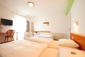 Postel nebo postele na pokoji v ubytování Hotel-Dörfler Garni