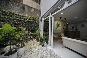 une chambre avec des plantes sur le côté d'un bâtiment dans l'établissement Peak Point Apartments Baguio, à Baguio