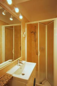 y baño con lavabo y ducha. en Appartamenti family & MTB en Finale Ligure