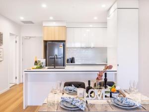 Kuchyň nebo kuchyňský kout v ubytování BrandNew Two Bed Apt in Surfers Paradise with Carpark