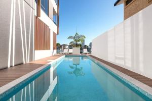 Bazén v ubytování BrandNew Two Bed Apt in Surfers Paradise with Carpark nebo v jeho okolí